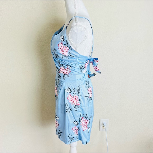 Hello Molly Like You Would Blue Floral Front Twist Knot Keyhole Tie Romper - Picture 4 of 16